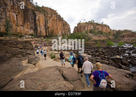 Gli escursionisti prendere per un sentiero lungo il lato del Katherine River, Nitmiluk (Katherine Gorge), il Parco Nazionale del Territorio del Nord, l'Australia. Foto Stock