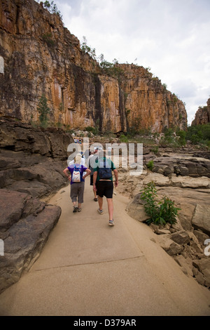 Gli escursionisti prendere per un sentiero lungo il lato del Katherine River, Nitmiluk (Katherine Gorge), il Parco Nazionale del Territorio del Nord, l'Australia. Foto Stock