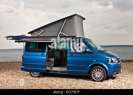 Blu metallizzato VW California camper con tenda opzionale sulla spiaggia di Southampton, Regno Unito, 07 05 2010 Foto Stock