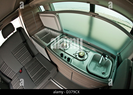 Zona cucina e posti a sedere per passeggeri in VW California camper, Southampton, Regno Unito, 07 05 2010 Foto Stock