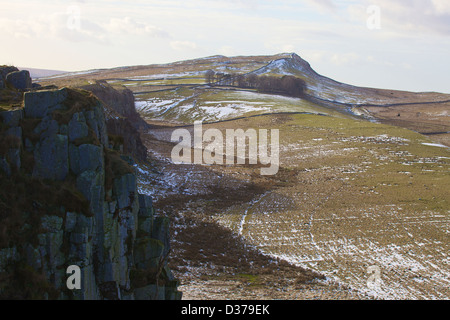 Sbucciare dirupi e acciaio Rigg, corso del Vallo di Adriano Northumbria England Regno Unito Gran Bretagna inverno Foto Stock