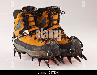 Stivali di arrampicata con punte per la trazione Foto Stock