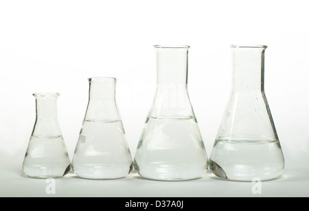 Bicchiere vuoto utensili da laboratorio.bicchieri di laboratorio su sfondo bianco Foto Stock