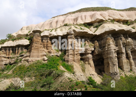 Le formazioni rocciose e piccione in tufo vallata tra Uchisar e Goreme Cappadocia Turchia Foto Stock