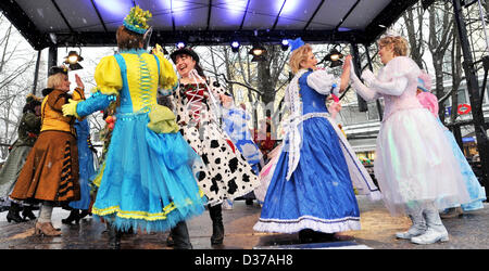 Il mercato delle donne danza tradizionalmente il Martedì Grasso presso il mercato dei viveri a Monaco di Baviera, Germania, il 12 febbraio 2013. Foto: Frank Leonhardt Foto Stock