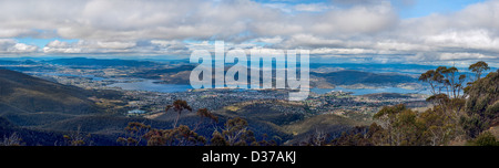 Una vista panoramica del fiume Derwent avvolgimento attraverso Hobart, Tasmania, Australia dal Monte Wellington su un nuvoloso giorno d'estate Foto Stock