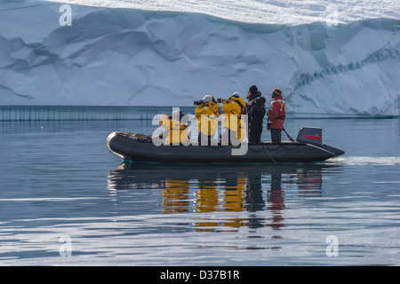 Turistico a Zodiacs esplorando e fotografando, Scoresbysund, Groenlandia Foto Stock