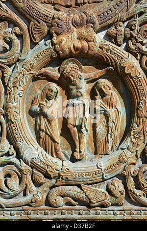 Bassorilievo di Gesù il Cristo crocifisso dalle porte gotiche della Cattedrale Basilica di Saint Denis Parigi Foto Stock