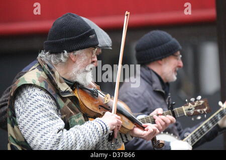 Londra, Regno Unito. Il 12 febbraio 2013. Il grande Spitalfields Pancake Race. La gara è eseguito lungo Dray a piedi presso la Old Truman Brewery in Brick Lane.Credit: Ashok Saxena / Alamy Live News Foto Stock