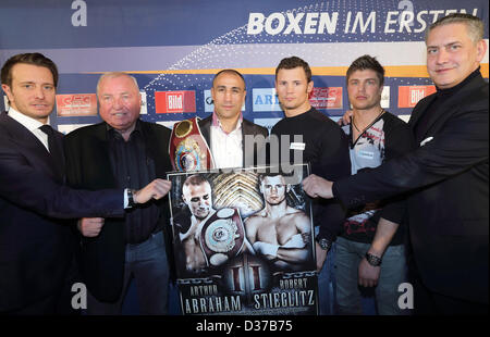 Magdeburg, Germania. Il 12 febbraio 2013. Promotore di inscatolamento Kalle Sauerland, pullman Ulli Wegner, che regna WBO Super-Middleweight Campione del Mondo Arthur Abramo, suo sfidante Robert Stieglitz e il suo allenatore Dirk Dzemski e promotore di SES Ulf Steinforth pongono nel corso di una conferenza stampa a Magdeburgo (Germania), 12 febbraio 2013. Abramo sarà lotta Stieglitz per la WBO titolo del Campionato del Mondo il 23 marzo 2013. Foto: Jens WOLF/dpa/Alamy Live News Foto Stock