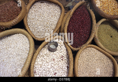 Mostra di legumi e fagioli secchi sulla stallo del mercato a Sambava Madagascar Foto Stock