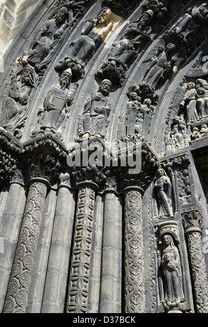 Sculture medievali dal portale sud della cattedrale gotica basilica di Saint Denis Basilique ( Saint-Denis ) Parigi Francia Foto Stock