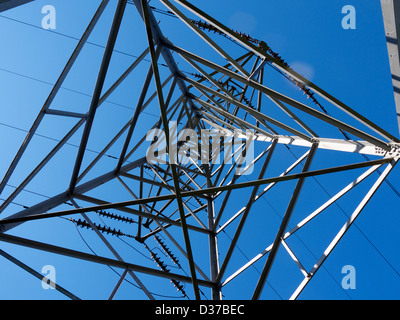 Un traliccio di elettricità contro un cielo blu, girato da sotto Foto Stock