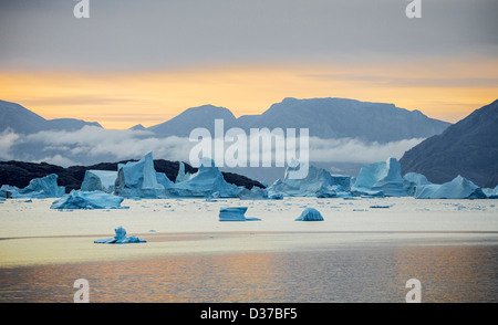 Sunset over vaganti iceberg, Scoresbysund, Groenlandia Foto Stock