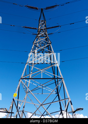 Un traliccio di elettricità contro un cielo blu Foto Stock