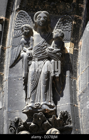 Sculture medievali dal portale sud della cattedrale gotica basilica di Saint Denis Basilique ( Saint-Denis ) Parigi Francia Foto Stock