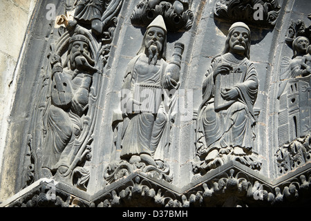 Sculture medievali dal portale sud della cattedrale gotica basilica di Saint Denis Basilique ( Saint-Denis ) Parigi Francia Foto Stock