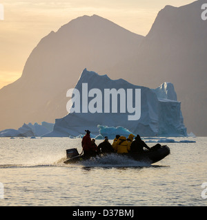 Turistico a Zodiacs esplorando e fotografando iceberg, Scoresbysund, Groenlandia Foto Stock