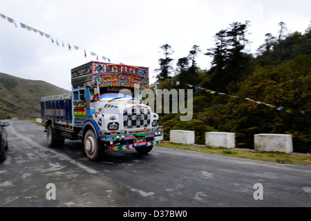 Carrello decorativo che viaggiano le strade di montagna del Bhutan, decorati con simboli buddista,anche Liverpool FC sciarpa,Pele La,pass,36MPX Foto Stock