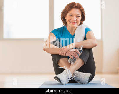 Stati Uniti d'America, New Jersey, Jersey City, ritratto di donna senior in palestra Foto Stock