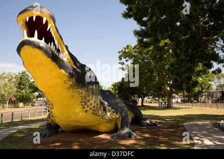 Questo toothy croc sorge in un parco all'ingresso Wyndham, Est regione di Kimberley, Western Australia. Foto Stock