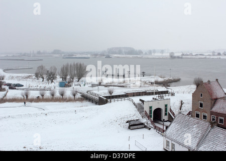 Guardare il paesaggio invernale del Bommelerwaard dal Castello Loevestein nei Paesi Bassi Foto Stock