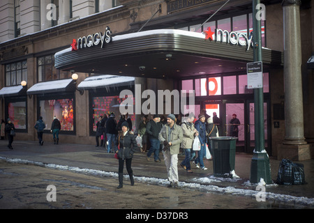 Gli amanti dello shopping al di fuori il recentemente rinnovato Herald Square entrata a Macy's flagship department store di New York Foto Stock