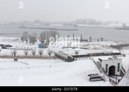 Guardare il paesaggio invernale del Bommelerwaard dal Castello Loevestein nei Paesi Bassi Foto Stock