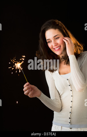 Donna che mantiene sparkler Foto Stock