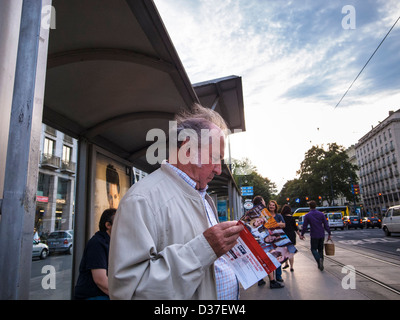 L'uomo con la mappa sulla fermata del tram Foto Stock