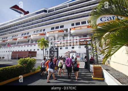 Nave da crociera Carnival passeggeri, Charlotte Amalie, san Tommaso, Isole Vergini USA, Caraibi Foto Stock