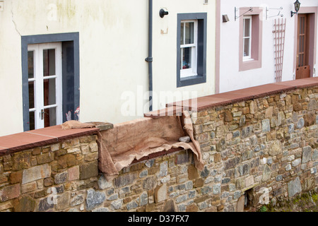 Le nuove difese a Cockermouth, Cumbria, Regno Unito, essendo costruite dopo le disastrose inondazioni del 2009 Foto Stock