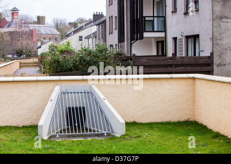 Le nuove difese a Cockermouth, Cumbria, Regno Unito, essendo costruite dopo le disastrose inondazioni del 2009 Foto Stock