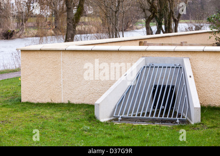 Le nuove difese a Cockermouth, Cumbria, Regno Unito, essendo costruite dopo le disastrose inondazioni del 2009 Foto Stock