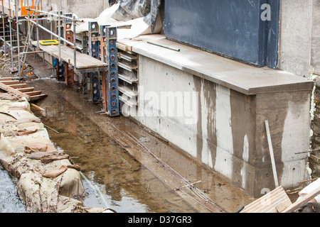 Le nuove difese a Cockermouth, Cumbria, Regno Unito, essendo costruite dopo le disastrose inondazioni del 2009 Foto Stock