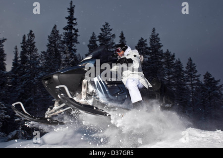 Azione di motoslitte, saltando sulla neve Foto Stock