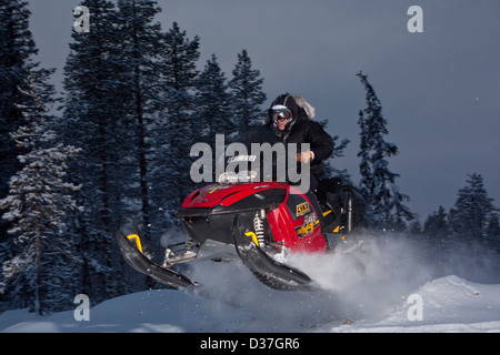 Azione di motoslitte, saltando sulla neve Foto Stock