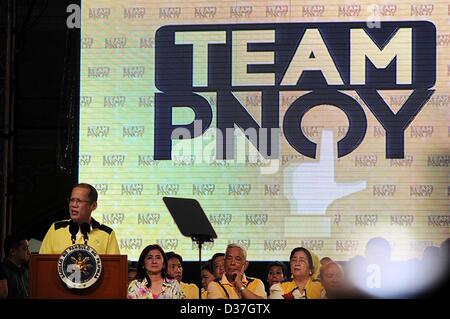 Manila, Filippine. Il 12 febbraio 2013. Il presidente filippino Benigno Aquino III dà un discorso all'amministrazione senatoriale candidati durante un annuncio rally per la loro ardesia in maggio e congressuale elezione locale a Manila, 12 febbraio 2013. Senatoriale candidati per il Maggio 13 elezioni intermedia ha dato dei calci a fuori le loro campagne come l inizio ufficiale del periodo di campagna per le posizioni nazionali avviato. La campagna di stagione è slittato dal 12 febbraio al 11 maggio 2013. Credito: Ezra Acayan / Alamy Live News Foto Stock