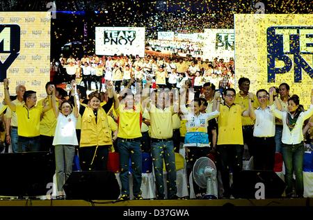 Manila, Filippine. Il 12 febbraio 2013. Amministrazione senatoriale candidati insieme con il presidente filippino Benigno Aquino III hanno alzato le loro mani durante un annuncio rally per la loro ardesia in maggio e congressuale elezione locale a Manila, 12 febbraio 2013. Senatoriale candidati per il Maggio 13 elezioni intermedia ha dato dei calci a fuori le loro campagne come l inizio ufficiale del periodo di campagna per le posizioni nazionali avviato. La campagna di stagione è slittato dal 12 febbraio al 11 maggio 2013. Credito: Ezra Acayan / Alamy Live News Foto Stock