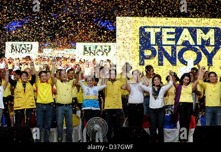 Manila, Filippine. Il 12 febbraio 2013. Amministrazione senatoriale candidati insieme con il presidente filippino Benigno Aquino III hanno alzato le loro mani durante un annuncio rally per la loro ardesia in maggio e congressuale elezione locale a Manila, 12 febbraio 2013. Senatoriale candidati per il Maggio 13 elezioni intermedia ha dato dei calci a fuori le loro campagne come l inizio ufficiale del periodo di campagna per le posizioni nazionali avviato. La campagna di stagione è slittato dal 12 febbraio al 11 maggio 2013. Credito: Ezra Acayan / Alamy Live News Foto Stock