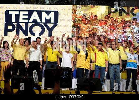 Manila, Filippine. Il 12 febbraio 2013. Amministrazione senatoriale candidati insieme con il presidente filippino Benigno Aquino III agitare le mani durante un annuncio rally per la loro ardesia in maggio e congressuale elezione locale a Manila, 12 febbraio 2013. Senatoriale candidati per il Maggio 13 elezioni intermedia ha dato dei calci a fuori le loro campagne come l inizio ufficiale del periodo di campagna per le posizioni nazionali avviato. La campagna di stagione è slittato dal 12 febbraio al 11 maggio 2013. Credito: Ezra Acayan / Alamy Live News Foto Stock