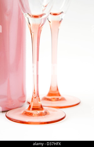 Rosa bottiglia di champagne con due rosa bicchieri a stelo Foto Stock