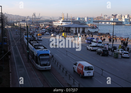 Vista del quartiere Eminonu porto traghetti e il ponte Galata sul Bosforo, Istanbul, Turchia. Foto Stock
