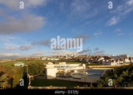 L'architettura art deco di Saltdean Lido con Saltdean in background Foto Stock