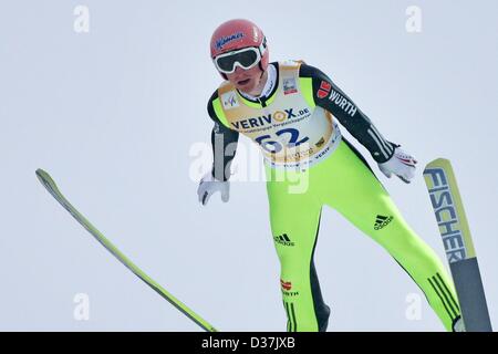 Sci tedesca il ponticello Severin Freund salta durante il turno di qualifiche al Team-Tour World Cup a Vogtland-Arena di Klingenthal, in Germania, il 12 febbraio 2013. Foto: JAN WOITAS Foto Stock