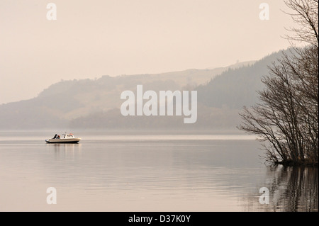 Foschia mattutina con una barca sul Loch Tay, Scozia Foto Stock