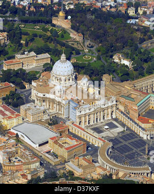 (FILE) un archivio foto datata 30 marzo 2008 mostra la città Vactican. Il monastero "Mater Ecclesia' è situato sopra la guglia della Basilica di San Pietro in Vaticano. Quando il Papa Benedetto XVI lascia l'Ufficio il 28 febbraio 2013, egli si sposta temporaneamente a Castel Gandolfo nei pressi di Roma per un periodo transitorio fino a che i lavori di ristrutturazione nella sua nuova residenza nel monastero "Mater Ecclesiae" in Vaticano sono finiti. Il monastero fu fondato nel 1994 da Benedetto il suo predecessore Papa Giovanni Paolo II. Foto: bsf swissphoto Foto Stock