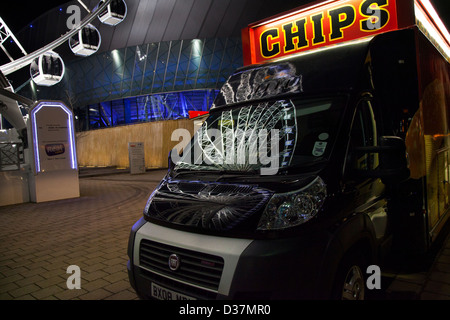 Il Liverpool Echo ruota di notte e Fast Food rimorchio mobile, Dock Liverpool, Merseyside, Regno Unito Foto Stock