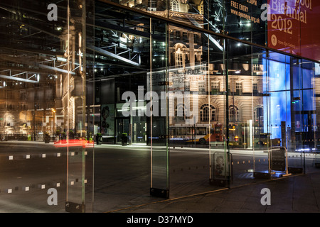 L'isola di Mann riflessioni di vetro nel portone d'ingresso. Cunard Building e Liverpool biennale, Merseyside, Regno Unito Foto Stock