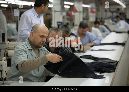 Istanbul, Turchia, la gente di macchine da cucire in una fabbrica tessile Foto Stock